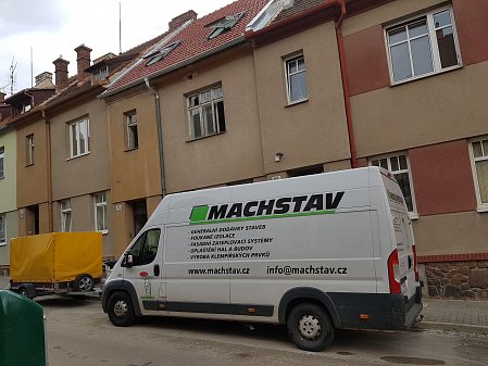 Zateplení trámových stropů rekonstruovaného řadového domu v Brně